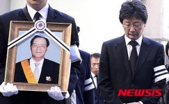 영정사진 앞에 고개숙인 유승민 전 원내대표