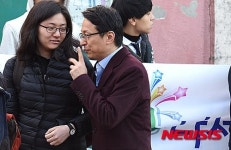 아버지와 이야기 나누는 수험생