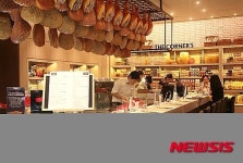 백화점, 쇼핑은 옛말 “난 먹으러간다”…식품관 효자 등극