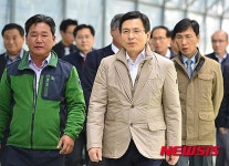 스마트 팜 찾은 황교안 총리