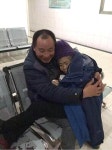 중국, 노모 추위 덜어주기 위해 품에 안은 아들 감동