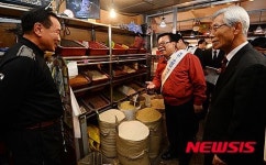 경동시장 방문, 시장상인과 대화 나누는 이동필 장관