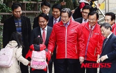 미동초등학교 학생들과 악수하는 김무성 대표