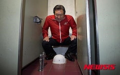 낡은 화장실 체험하는 김무성 대표