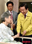 요양원 환자를 위로하는 박인용 장관