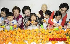 어린이와 할머니가 함께 만드는 ‘곶감’