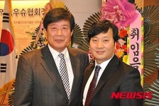 기념촬영하는 박창범 대한우슈협회장, 권오춘 대구시체육회 사무처장