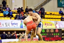 들배지기를 시도하는 정창조