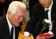 [YS서거]최형우 전 내무장관, 눈물의 헌화