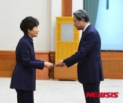 박 대통령, 이태로 주슬로바키아대사에 신임장 수여