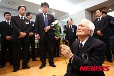 [YS 서거] 조문하는 최형우 전 장관