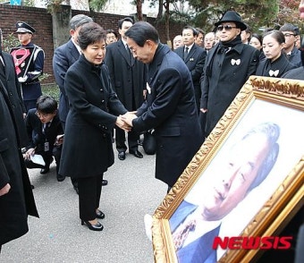 [YS 영결식]차남 현철씨 위로하는 박 대통령