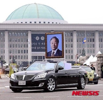 [YS영결식]눈발 속 '마지막 등원'…현철씨 등 오열
