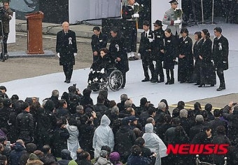 [YS영결식]분향하는 손명순 여사와 유가족