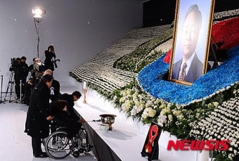 [YS영결식]헌화하는 손명순 여사와 차남 현철씨