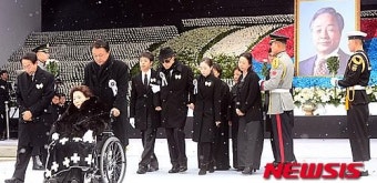 [YS영결식]자리로 향하는 손명순 여사와 유가족