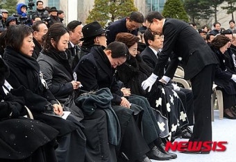 [YS영결식]손명순 여사 위로하는 이명박 전 대통