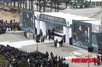 [YS영결식] 헌화하는 손명순 여사