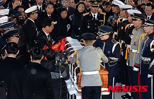 가수 현철 영결식, 동료 가수들과 팬들이 그를 추모합니다