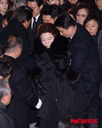 [YS영결식]부축받는 손명순 여사