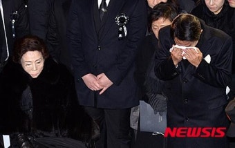 [YS영결식] 눈물을 훔치는 현철씨
