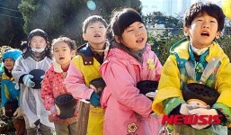 고사리손으로 사랑의 불씨 배달