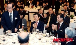 인사하는 후쿠다 야스오 전 일본 총리