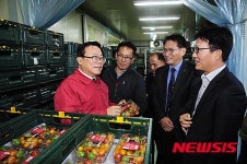 격려하는 이동필 장관