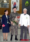 웃으며 퇴원합니다.