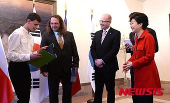 체코 소년으로부터 감사의 인사 듣는 박 대통령