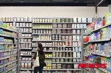 롯데마트 양덕점 한참 높은 상품 진열대 …어떻게 꺼내지?