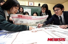 수능 배치표 살펴보는 학생들