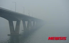 서울·경기 산발적 빗방울, 새벽까지 짙은 안개
