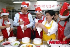 케이크 만드는 새누리당 대표