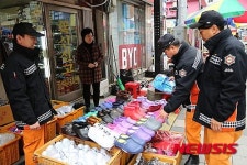 전통시장 장보기 나선 철원소방 대원들