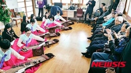 가야금연주하는 여중생들
