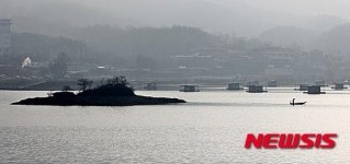 [뉴시스 앵글]진천 초평호의 흑백사진