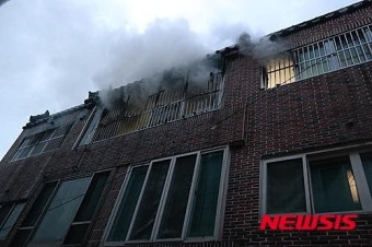 울산 남구 다세대주택에 불…2명 연기흡입