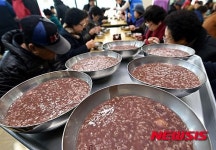 동지에 팥죽 드시는 어르신들