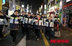 방범순찰하는 권선택 시장