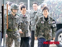 중부전선 소초 시찰하는 박근혜 대통령