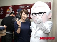 배우 김혜수, 드라마 촬영장에 KFC 햄버거 선물