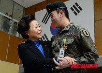 축하받는 하재헌 하사