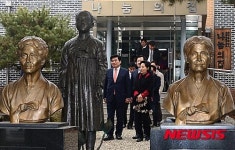 나눔의 집 나서는 새누리당 의원들