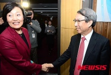 반갑게 악수 하는 정운찬-박영선