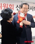 원숭이 인형 목에 건 김무성 대표