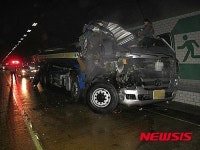 문경서 탱크로리와 트럭 추돌…염화수소 4500ℓ 유출
