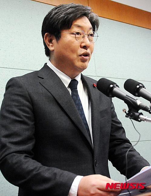 이춘석 의원, 주식 차명 거래 의혹에 휩싸여 민주당 탈당 결정
