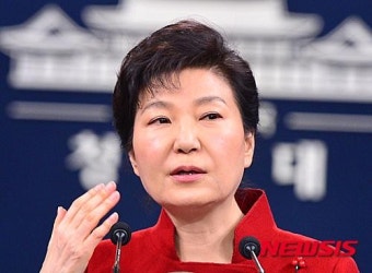 기자들 질문에 답하는 박근혜 대통령