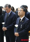 고 신영복 교수 빈소 찾은 문재인-이재정
